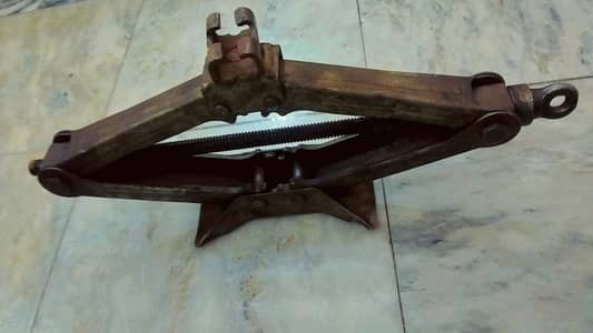 Car Jack with Full Size Rod – Rod Perfect, Jack Needs Repair – Rs 1500
