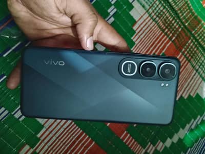 Model y21d fresh piece  hn 4 Chala hai box charger bhi hai 16 128 hai