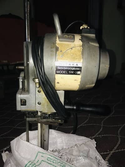 Electric cloth cutting machine