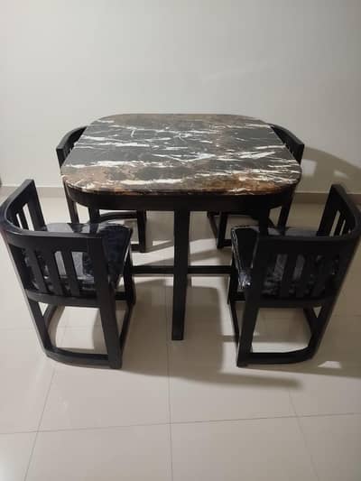 dinning table 4 sale new condition