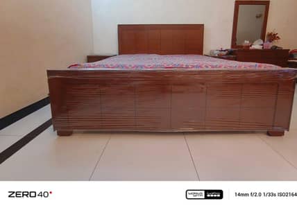 BED SIDETABLE DRASSING MIRROR. COMPLETE BED SET