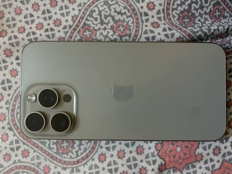 iPhone 15 Pro Max 4