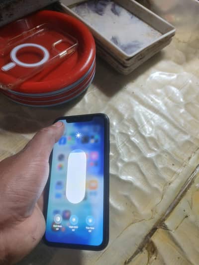 I phone 11 . . jv    . 128gb