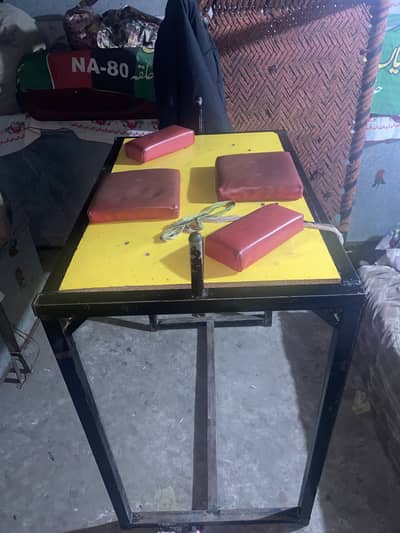 Arm wrestling table