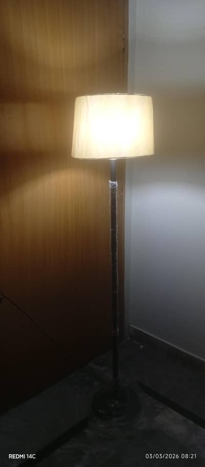 ATTARACTIVE METAL LAMP