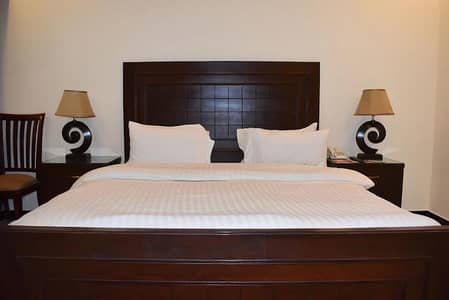 Flat Available For Couples & Females