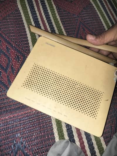 HUAWEI FIBER ROUTER FOR SALE THE PRICE IS 3000