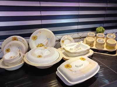 Dinner Set Complete 6 Pieces For Sale In New Condition.