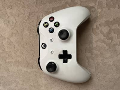 Xbox One S controller (almost new)