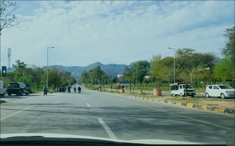 1777 Sq. Yards plot Dead-end, end-corner location Large extra land area Direct Margalla Hills facing