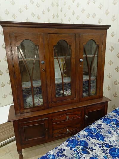 showcase and mirrors table