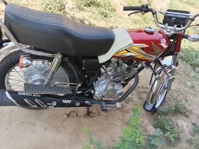 साफ-सुथरा motorcycle hai acchi condition hai 10/10 condition hai