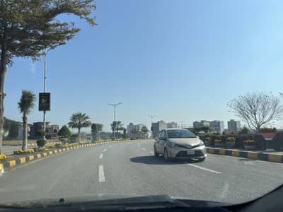 8 Marla Ideal Location Plot For Sale