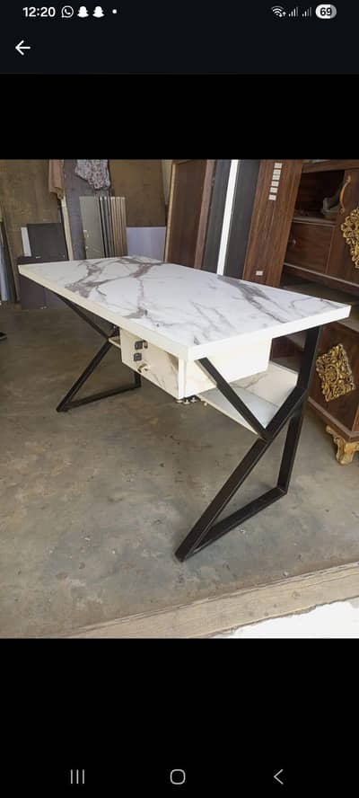 bohat achi table ha office work ky lia