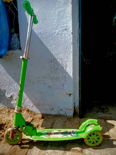 3 wheels feet Scooty