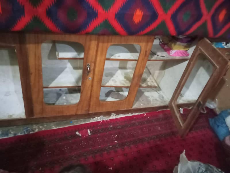 الماری اچی لکڑی میی بنا ہوا ہے 0