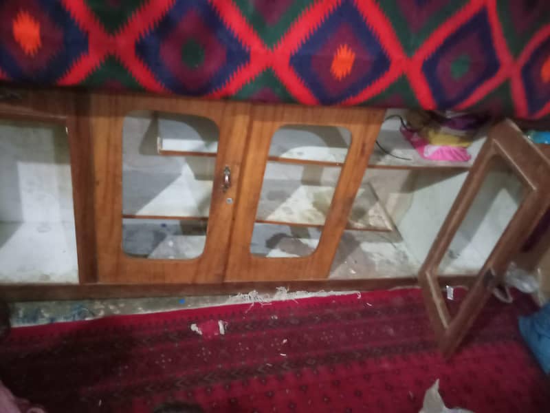 الماری اچی لکڑی میی بنا ہوا ہے 1