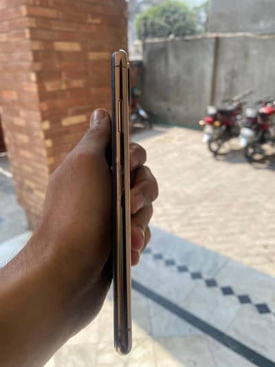 iPhone XS MAX 64 gb 10/9 condition . . 2 month sim time available