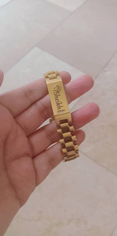 Gold platted bracelet condition new (sheikh)