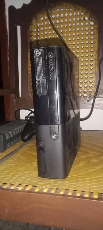 xbox 360 elite 250 gb model for sale with 2 controllers