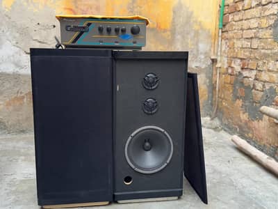 Amplifier with speaker