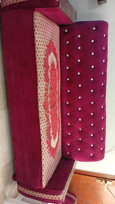 5 seeter sofa for available