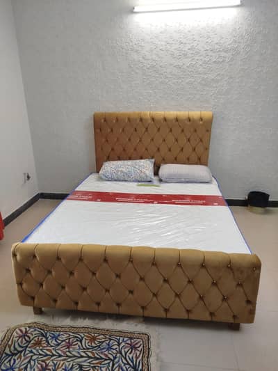 Queen Size Cushioned bed 5 Foot