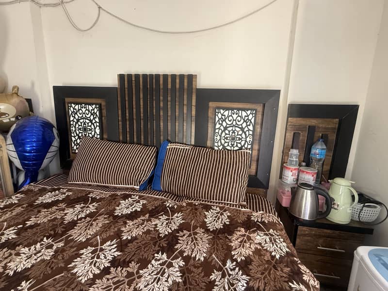 Bed 2 side table used 3