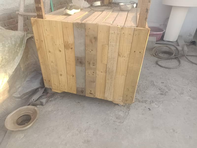 مضبوط پنجرہ ہے خود تیار کروایا بڑے سائز کے ٹائر لگے  ہیں 3