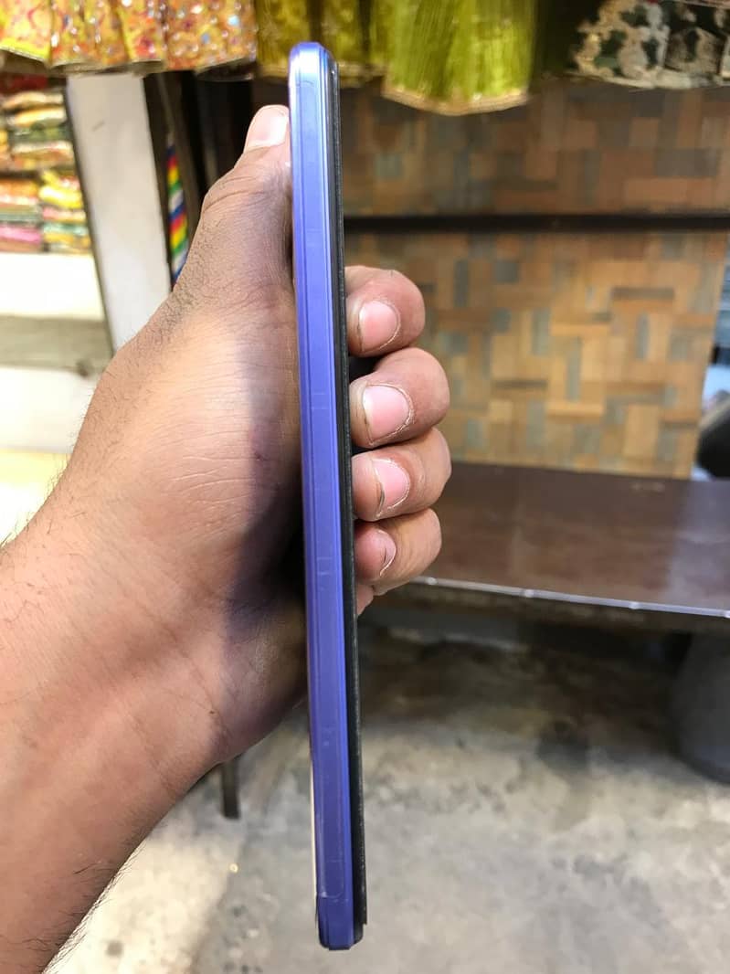 ڈبہ چارجر ساتھ ہے 1