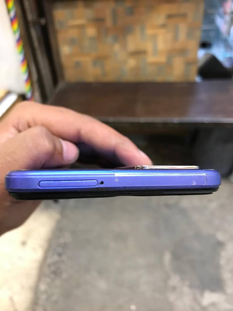 ڈبہ چارجر ساتھ ہے 2