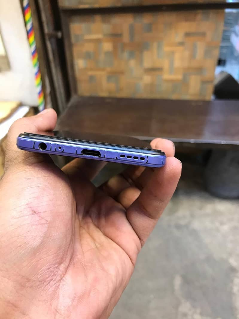 ڈبہ چارجر ساتھ ہے 3