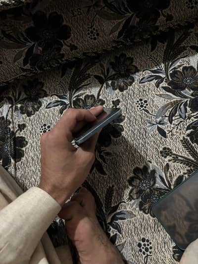 v23e 8/128gb 10/8 screen ma shade hain butt original ha only charger h