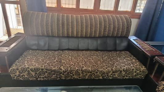 5 Seater Sofa in very Good Condition for sale
