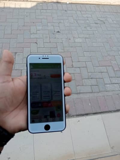 Iphone se 3 genration is 10/10 condition 4 month sim time bi finger