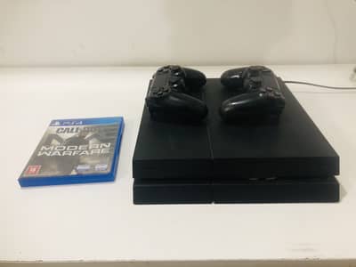 Ps 4 with 2 controller 1 Modern warfare disc