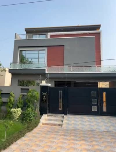 10 Marla Slightly Used House for Sale on 100 Fit wide Road Center Park Housing Scheme Lahore