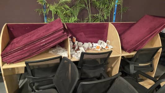 work station for 3 agents