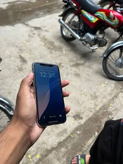 I phone 11 pro 256 gb color white pta approved