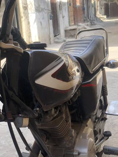 TOTAL ORIGNAL 10/9 CONDITION BLACK COLOUR  2015 model