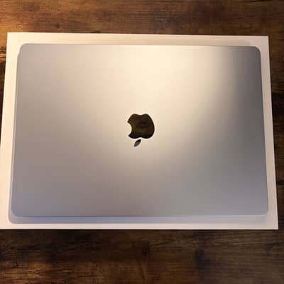 Macbook Air M4 15 Inches 16/256 Complete Box SkyBlue Color