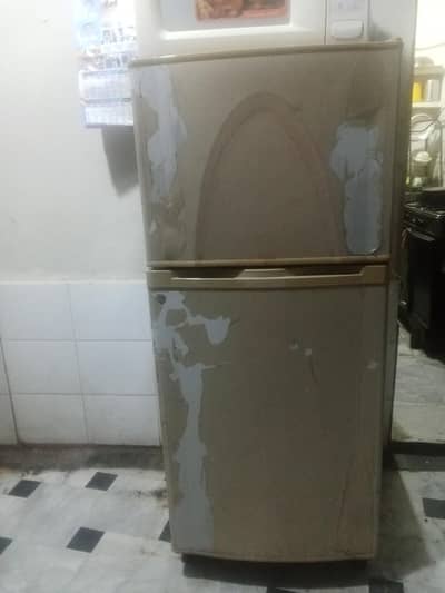 I m selling Dawlance medium size refrigerator