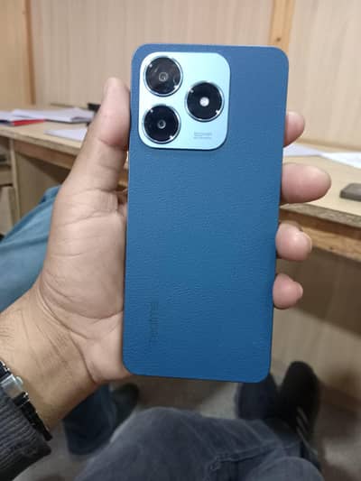 condition good hy bs thora sa mobile kara terha hy complete box hy