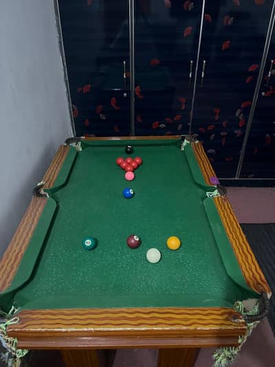 Snooker table 0 size with two sticks and snooker balls