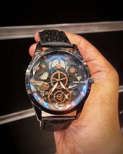 The branded watch   brand new on sale