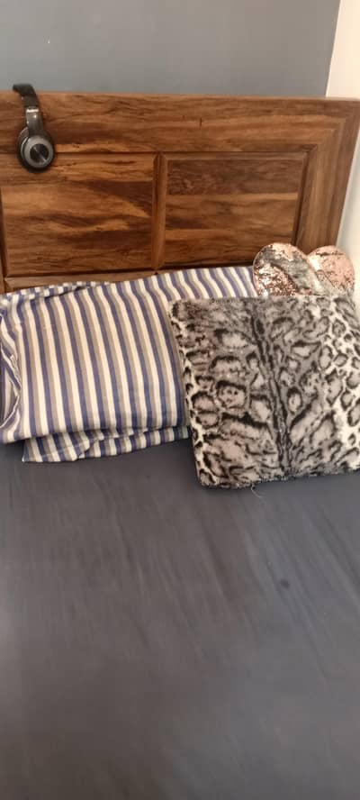 single bed without metress with dressing