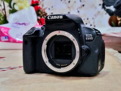 Canon 650D with 18-200 mint  condition