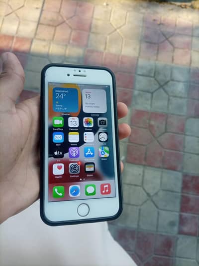iphone 7 pta aproved  betry 100 panl crack 32gb