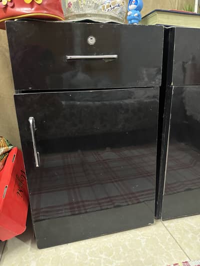 Selling these 2 side table