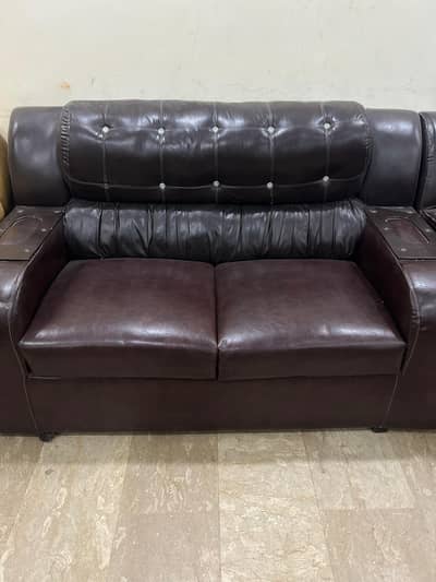 I want to sale my  6 seater leather sofa very reasonable price